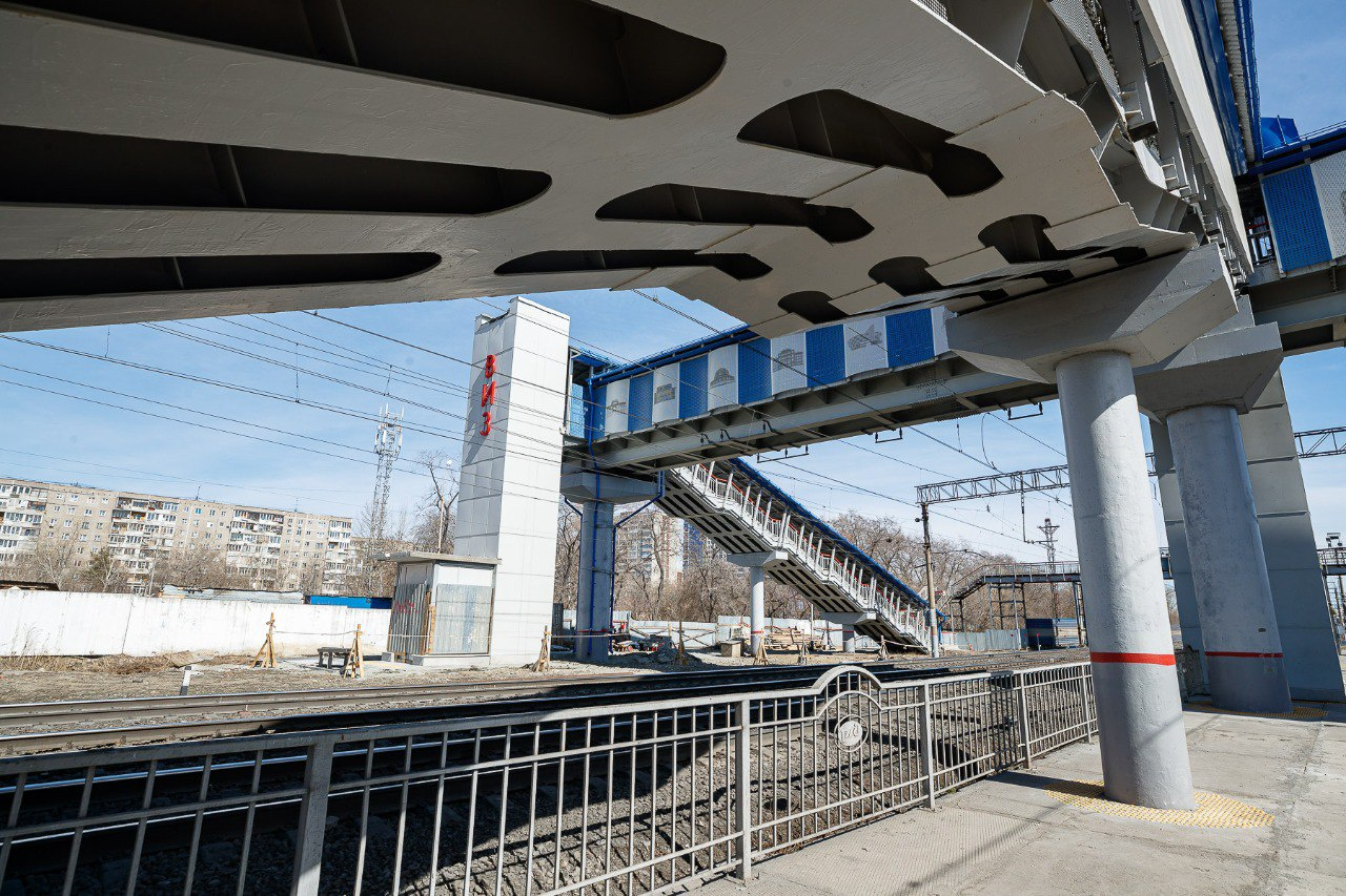 В Екатеринбурге построили шикарный мост через железную дорогу и держат его закрытым