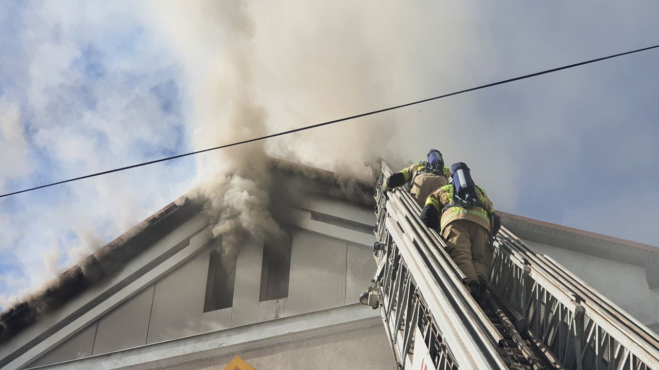Небо в дыму, проломанная крыша и <nobr class="_">48 МЧС-ников</nobr>: фоторепортаж с пожара в ресторане «Каледония»