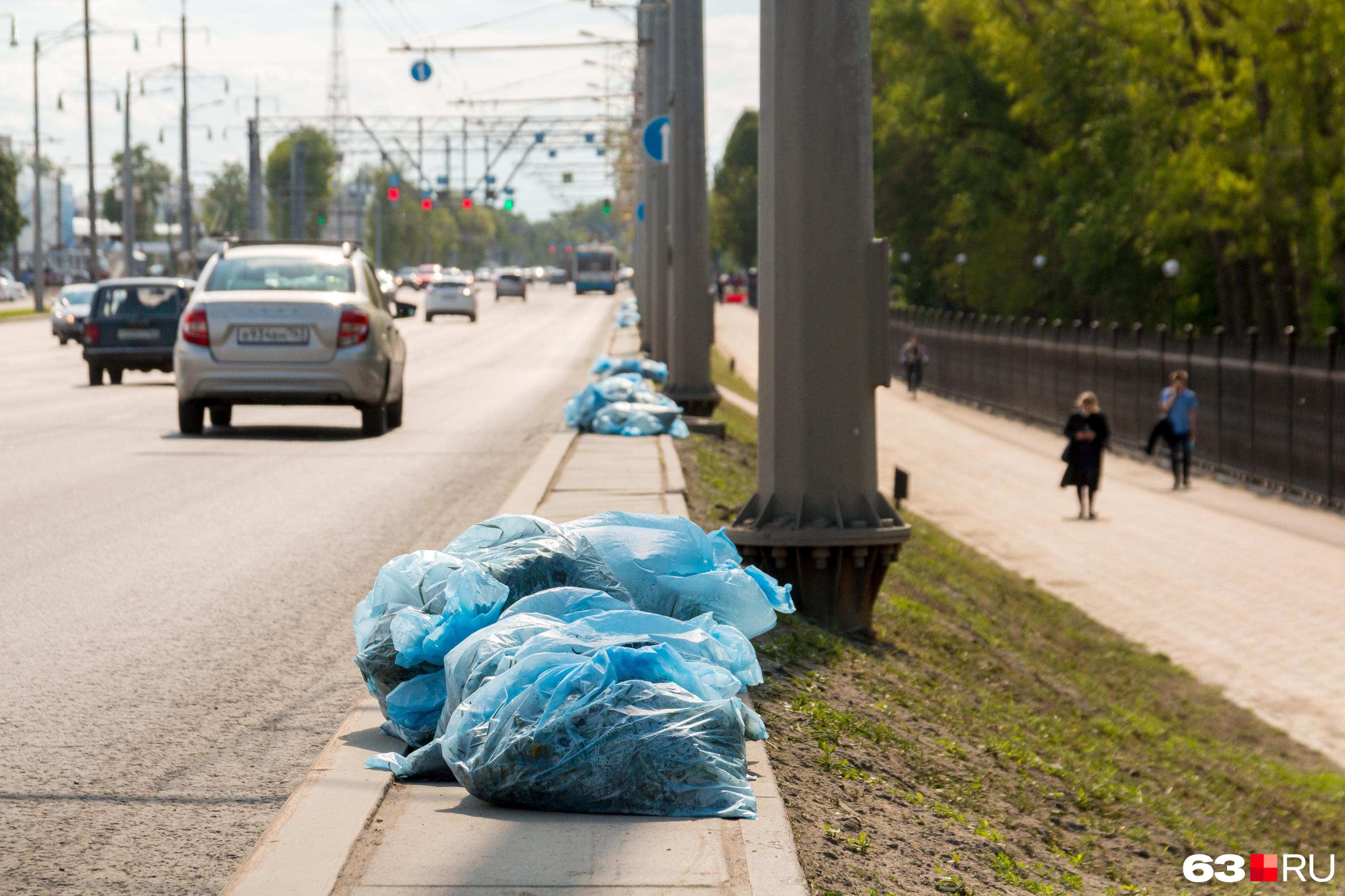 После субботника в Чите вывезли 55 КАМАЗов мешков с мусором. Но горожане жалуются на их обилие