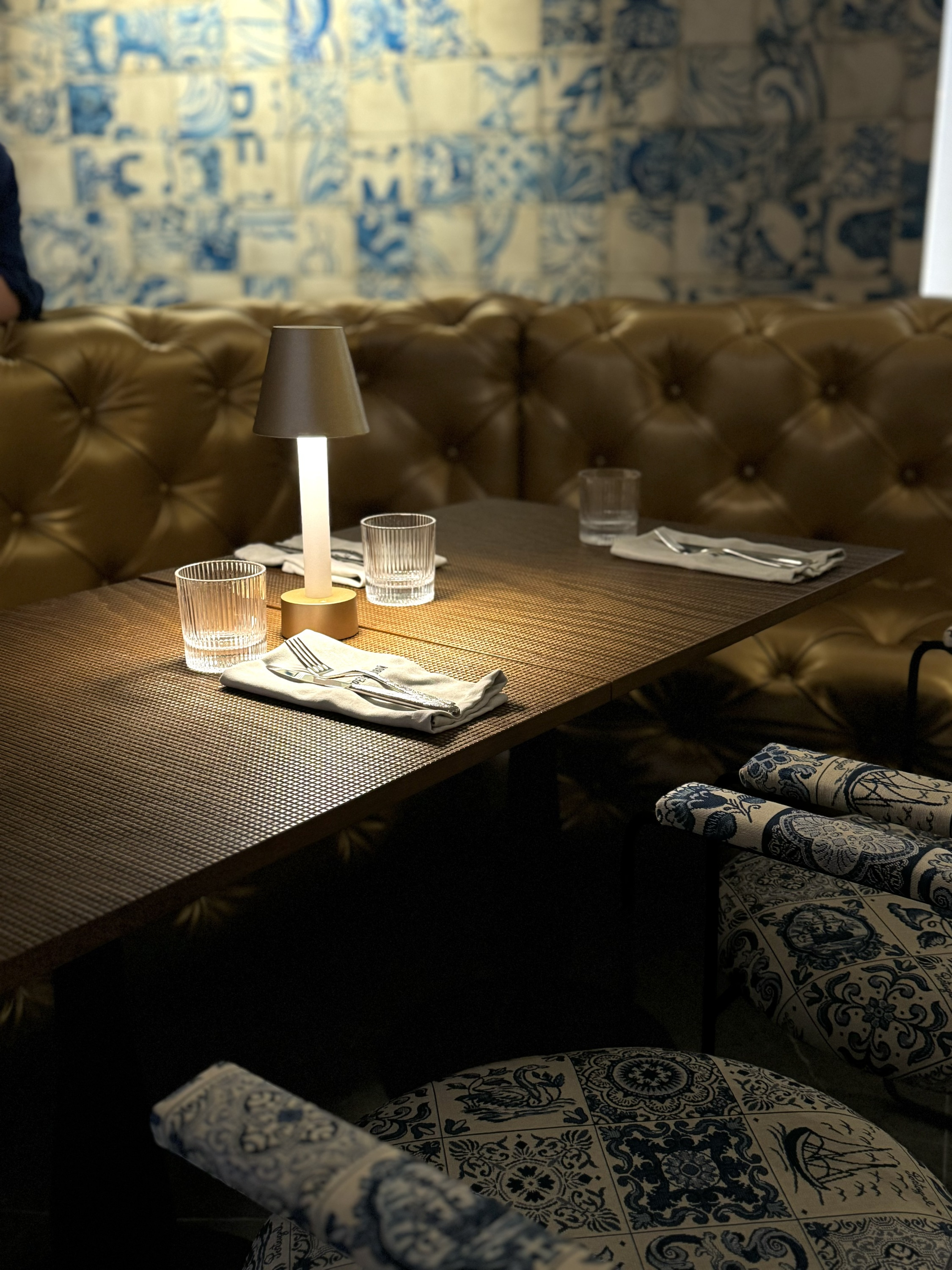 Братишка чехов ресторан. Кафе мята котлас. Караоке тайгер. Третьяковская галерея ресторан. На петровке ресторан «братья третьяковы».