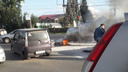 «Тушили водители»: мотоцикл врезался в автомобиль и загорелся в Новосибирске — видео с места ДТП