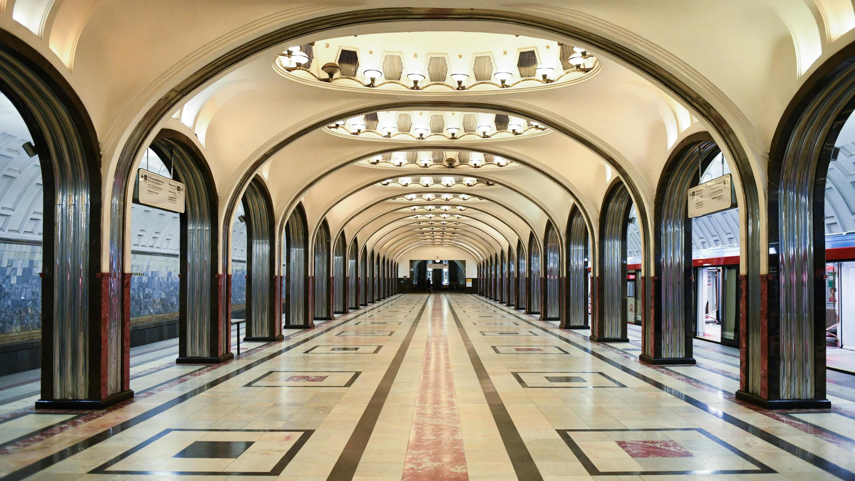 Не «Маяковской» единой. Москвичи выбирают самую красивую станцию метро: опрос