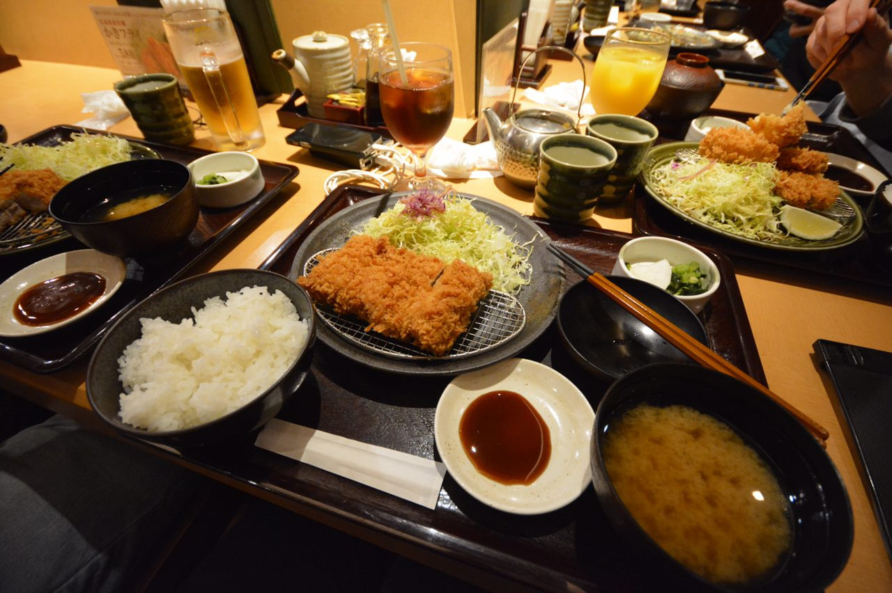 Так в одном из ресторанов Киото выглядит тонкацу — обжаренная во фритюре свинина. «Пока не сфоткаешь, есть нельзя», — шутит Ирина
