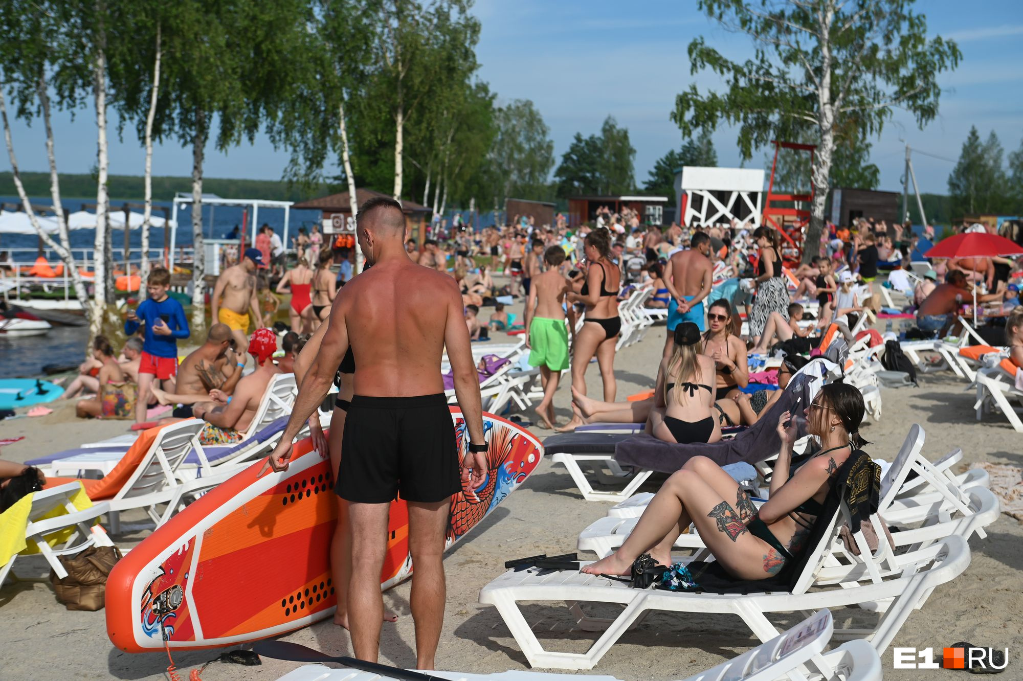 Тысячи екатеринбуржцев заполнили пляж вблизи города: фото, от которых становится жарко
