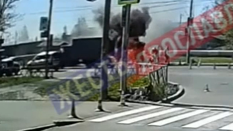 «Сейчас в реанимации»: в Ярославле во время дорожных работ загорелся рабочий
