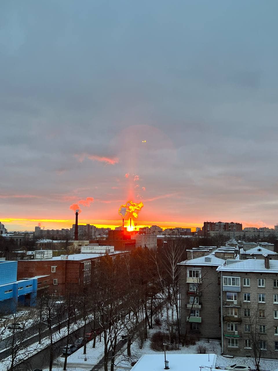 Небо Петербурга показало оптический эффект. Посмотрите на огненный столб света