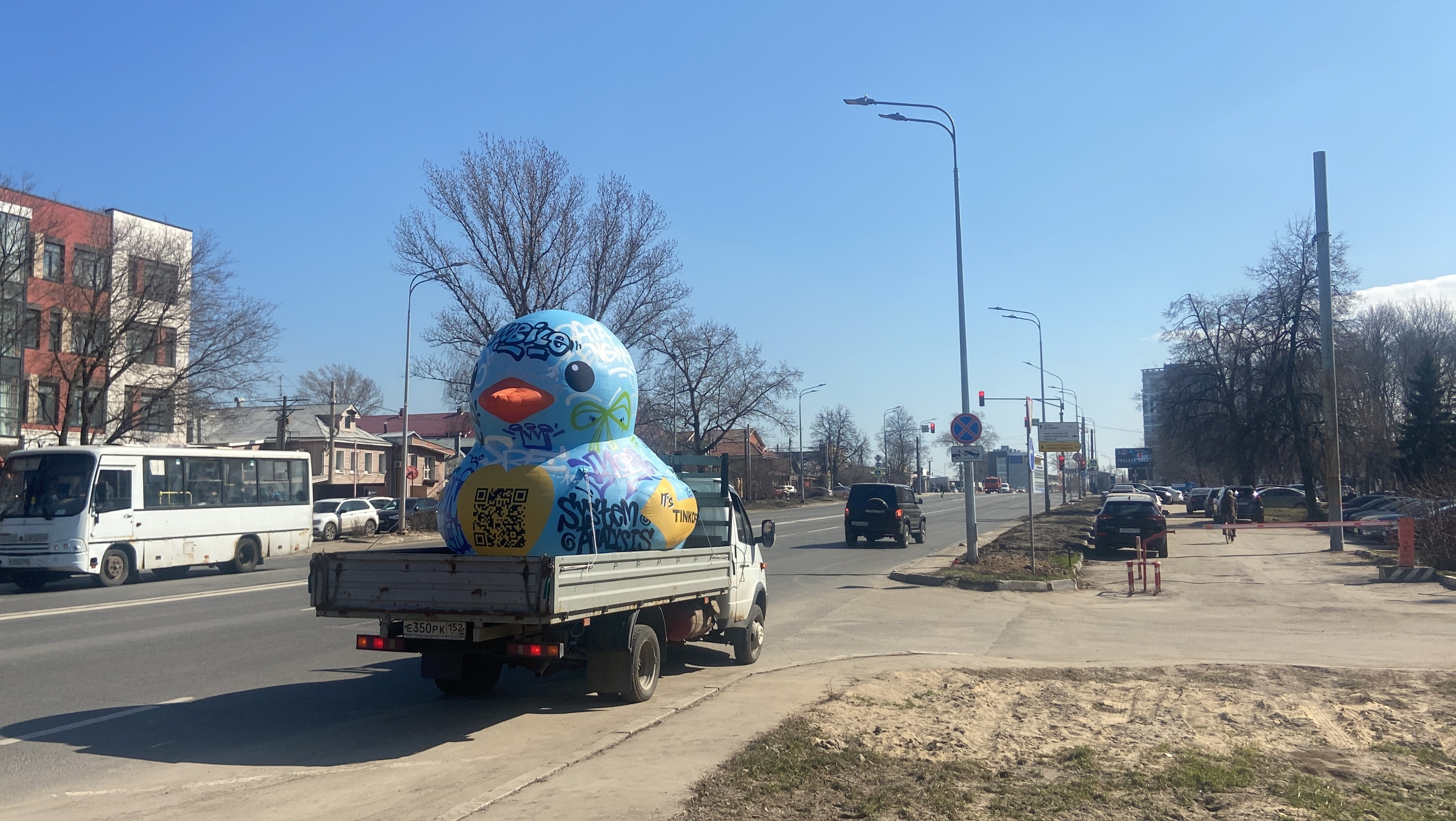 По городу ездит гигантская голубая утка: нижегородцы показали фото