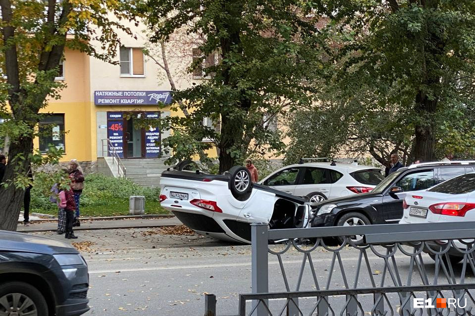 В Екатеринбурге произошла массовая авария. От столкновения одна из машин перевернулась