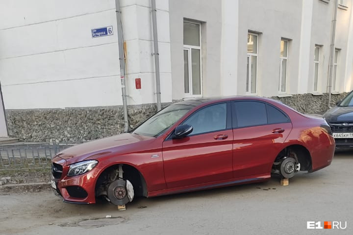 «Это новостройки, тут не бывает спокойно». В Екатеринбурге с красивого красного Mercedes сняли колеса