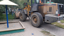 На детскую площадку в центре Новосибирска загнали огромный трактор — там сломали 20-летние качели