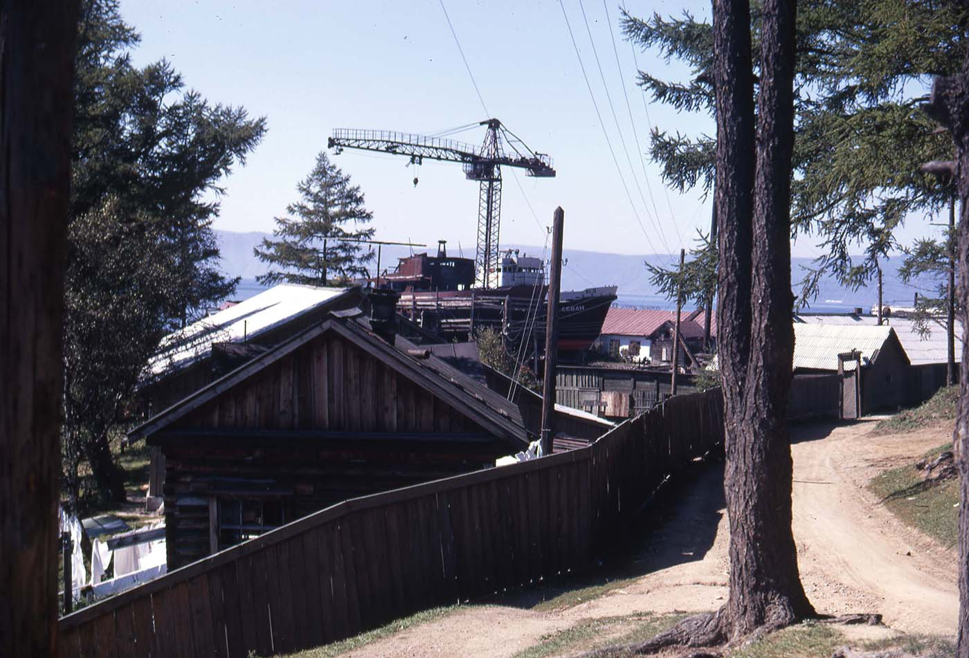 Вид на судоверфь и деревянные дома в Листвянке, 1969 год. Сейчас на части территории судоверфи стоит колесо обозрения, часть обнесена глухим забором