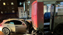Неожиданное столкновение: Infiniti влетел под ПАЗик возле новосибирского ЦУМа — автомобиль впечатался в автобус