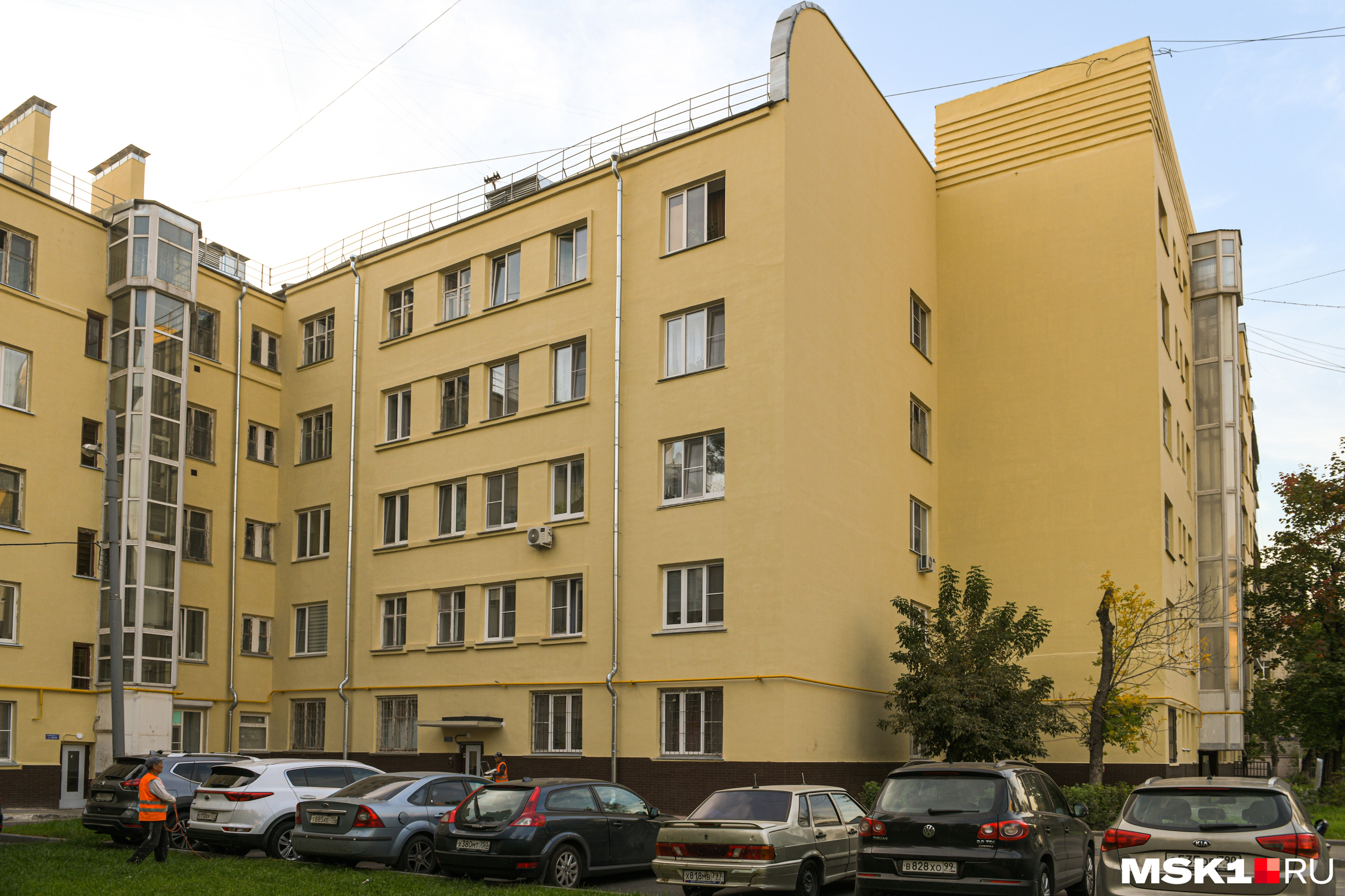 Жители говорят, что возле уникальных домов нет ливневой канализации, и в дождь вся вода стоит во дворах Жители говорят, что возле уникальных домов нет ливневой канализации, и в дождь вся вода стоит во дворах