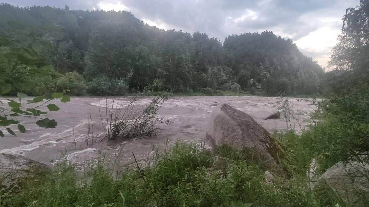 На Алтае во время сплава по горной реке погиб мужчина — его тело нашли спасатели
