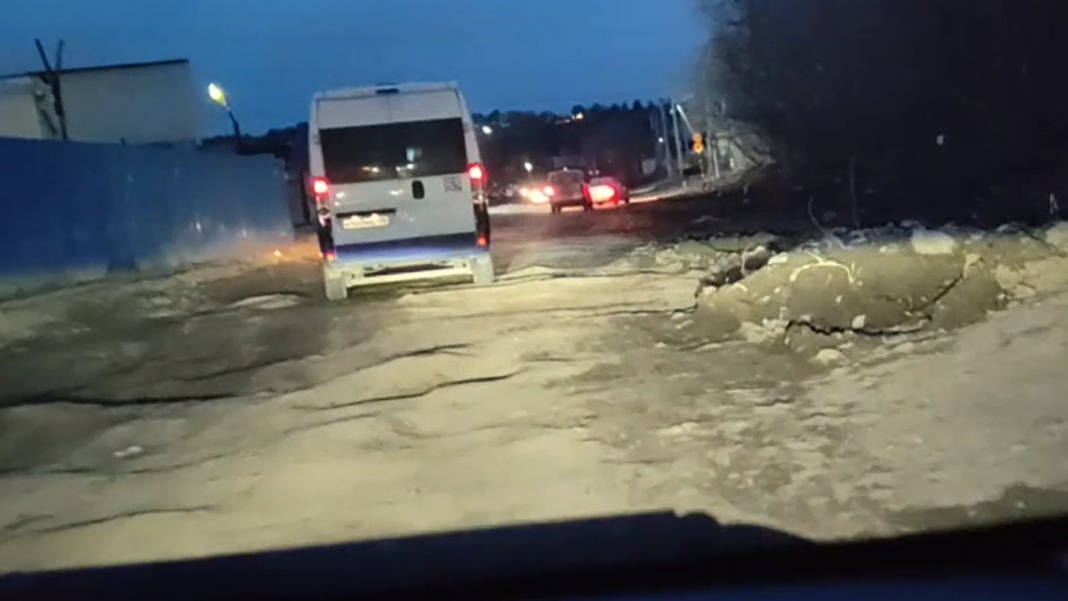 «По уши в грязи». Иркутский посёлок после 20 лет жалоб дождался ремонта дороги — теперь там вязнут в ямах и теряют бамперы