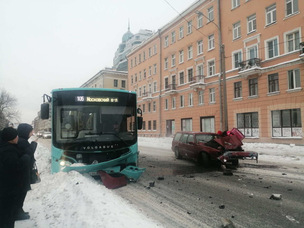 Видео лобового ДТП с автобусом на Большеохтинском проспекте в Петербурге -  30 ноября 2023 - ФОНТАНКА.ру