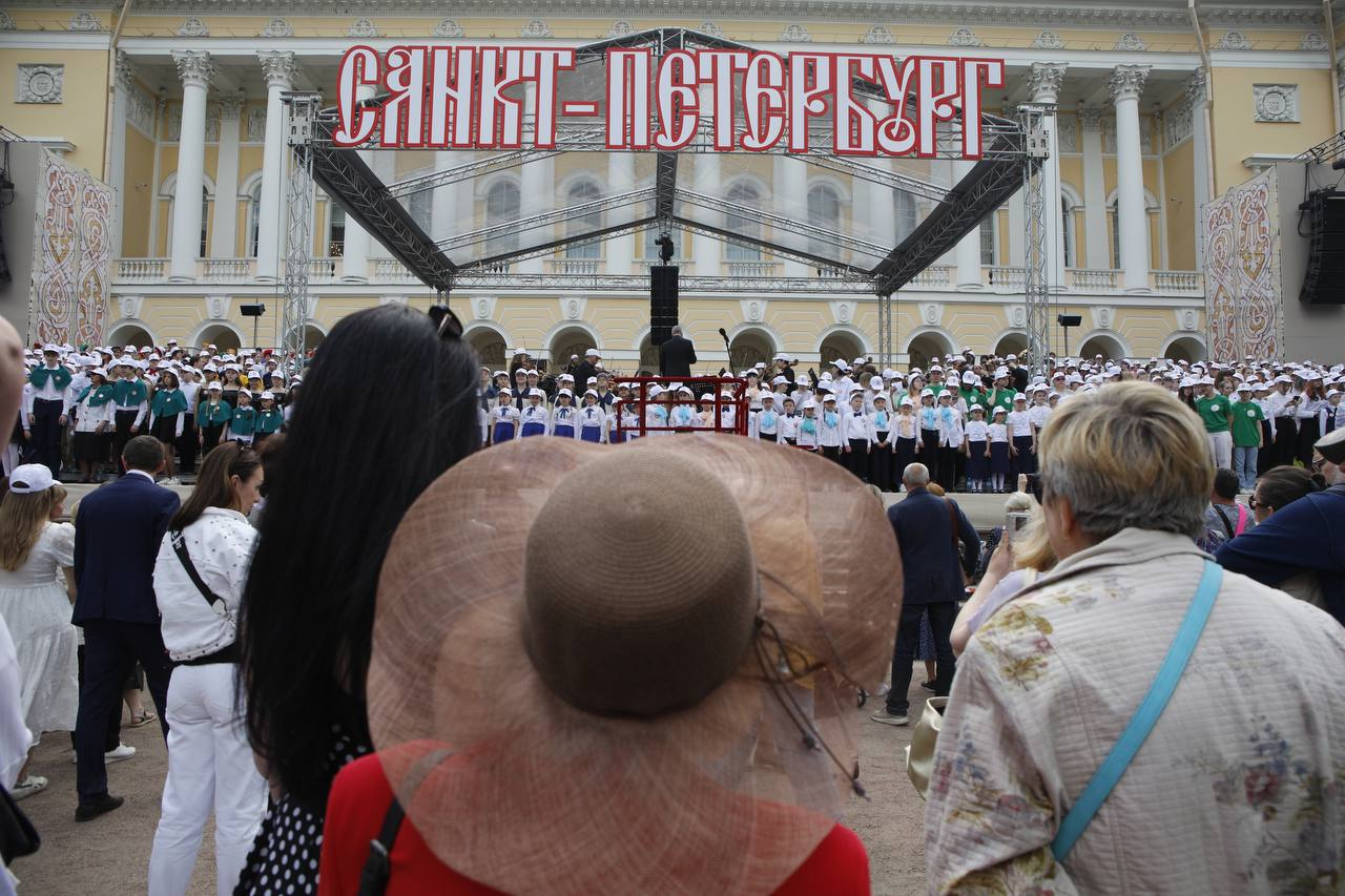 Полторы тысячи хористов у Михайловского дворца спели в честь Дня российской письменности