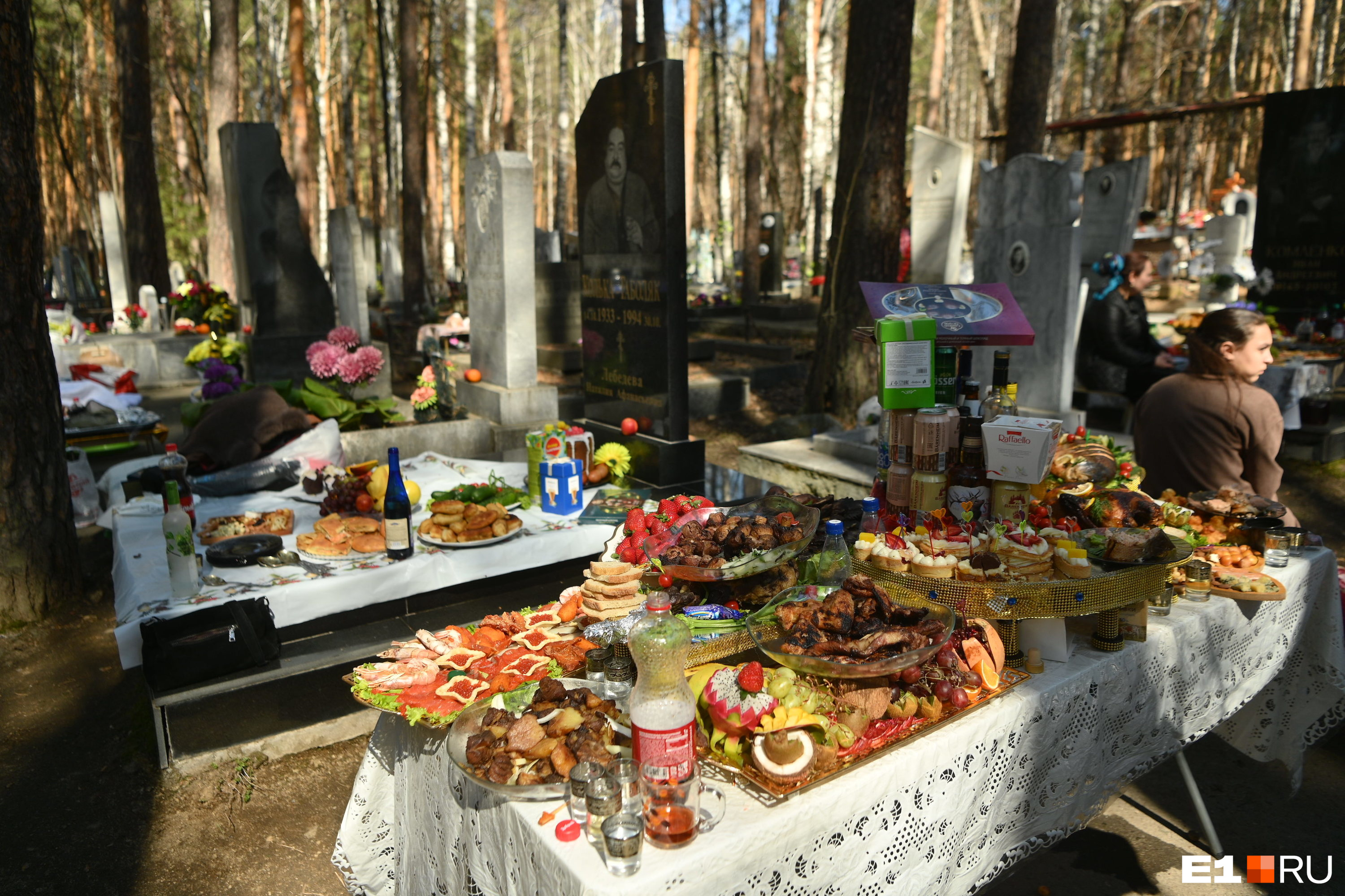 Поминальный стол на кладбище