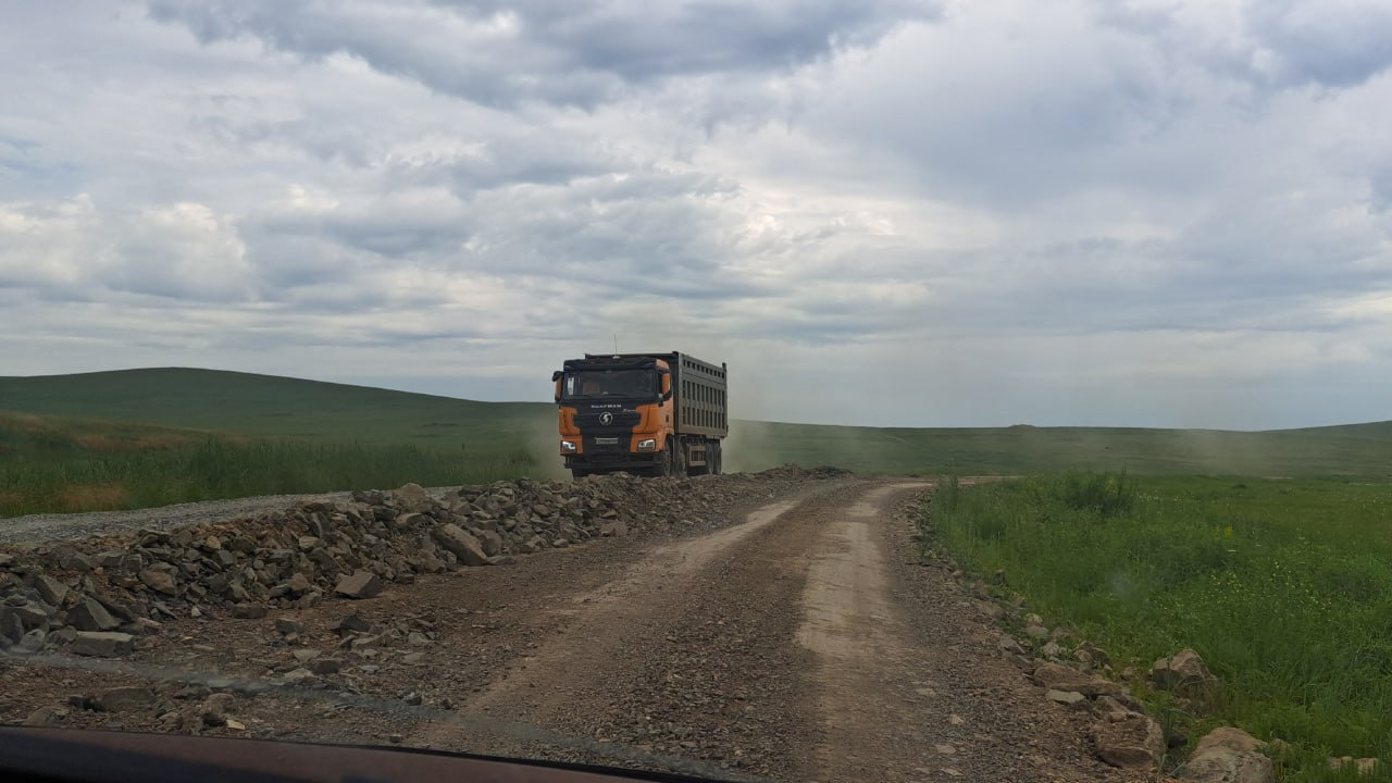 Жители Забайкалья пожаловались на грузовики, разбивающие дороги