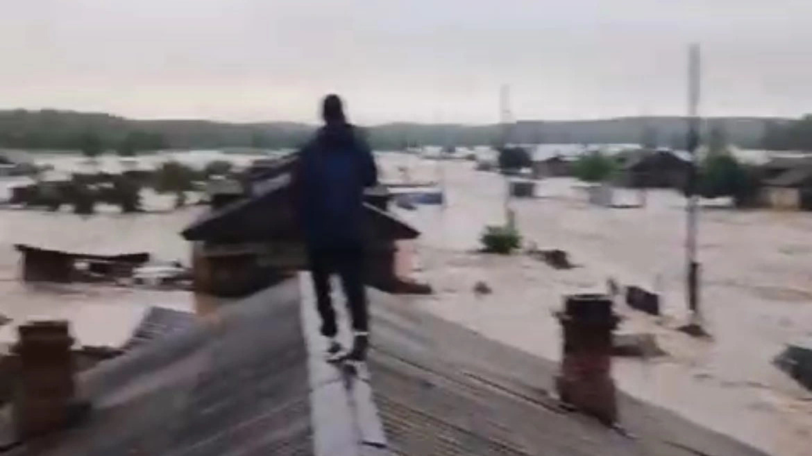 Спасатели эвакуируют людей, забравшихся на крыши домов: главное о прорыве дамбы в Челябинской области