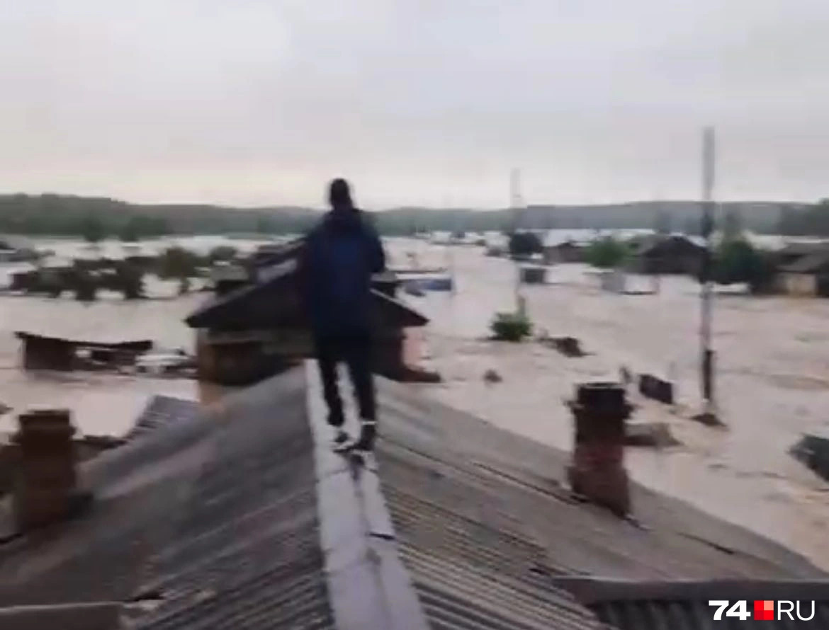 Спасатели эвакуируют людей, забравшихся на крыши домов: главное о прорыве дамбы в Челябинской области