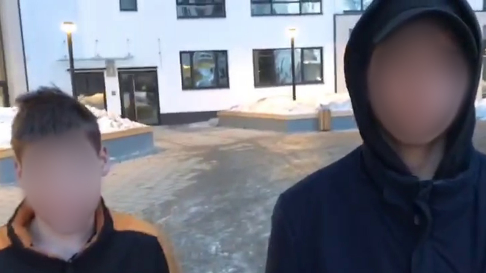 «Записали видео, как перед Кадыровым». В Екатеринбурге охранник ЖК поймал подростков и заставил извиняться на камеру