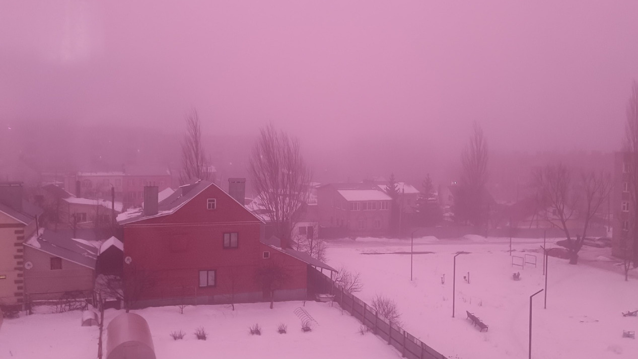 «Как картинка из хоррора». Эксперты объяснили, что за странный розовый туман видели в Татарстане