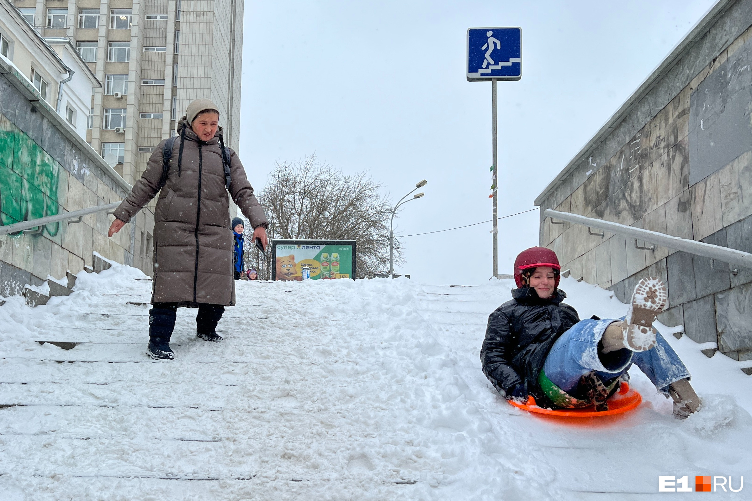 На ледянке быстрее! Катаемся по заснеженным лестницам Екатеринбурга: эксперимент E1.RU