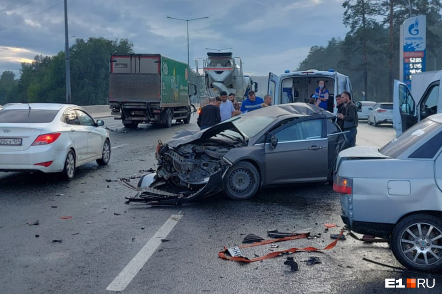 Момент аварии с грузовиком «Пятерочки» на Кольцовском тракте попал на видео