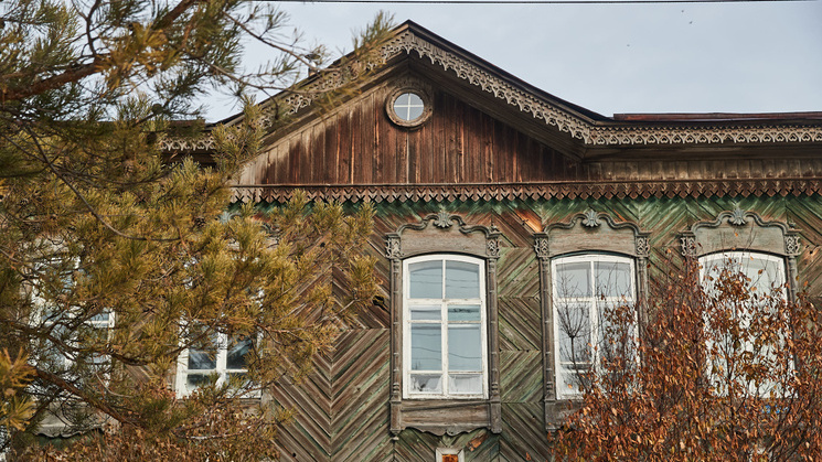 Жителям 115-летнего дома под Новосибирском разрешили не платить 20 тысяч за капремонт — долги исчезнут весной