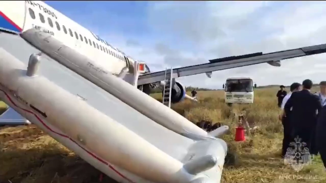 «Закройте голову руками»: что происходило в салоне самолета во время аварийной посадки в Новосибирской области