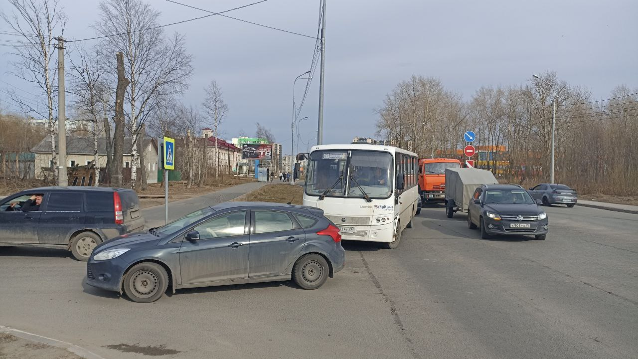 В Архангельске собралась пробка из-за аварии с автобусом