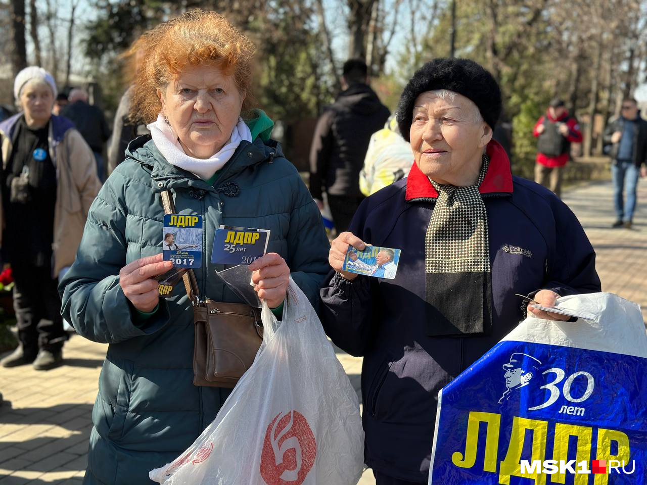 Галина Степановна и Валентина Степановна принесли с собой сувениры, связанные с политиком