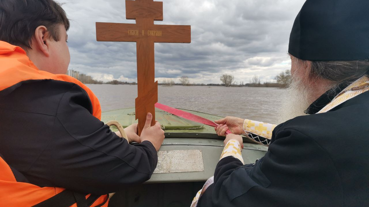 С крестом и иконой по воде: в Оренбурге священники молились о конце паводка