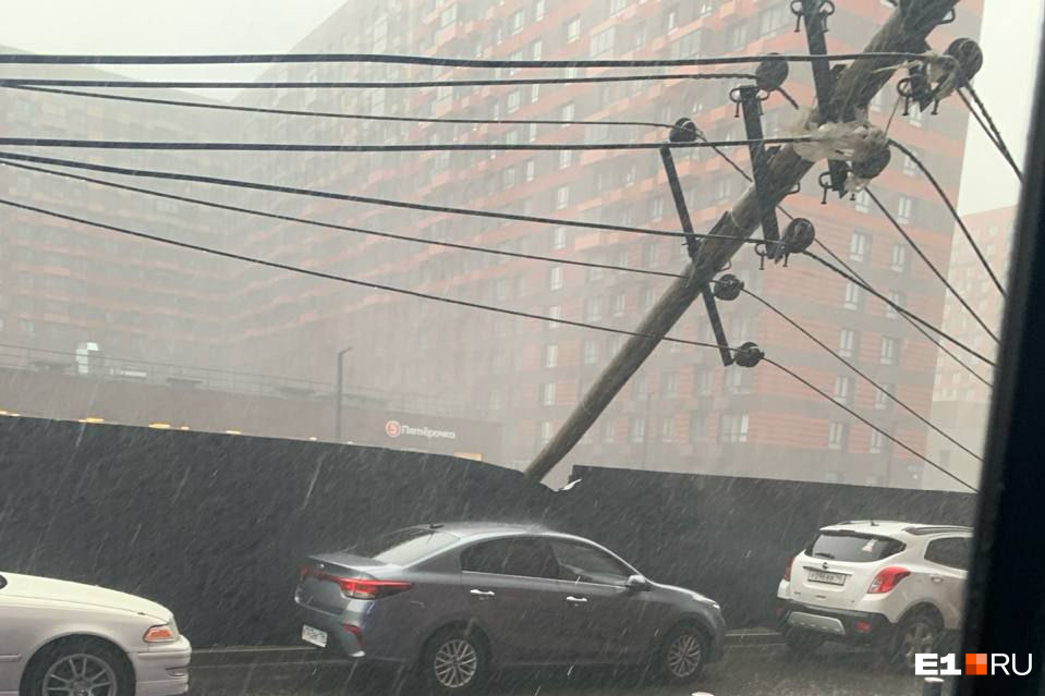 Вода хлещет прямо из стены! Мегамощный ливень за минуты обесточил дома и затопил улицы в Екатеринбурге