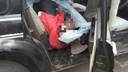 Бездомный залез в машину во Владивостоке и там умер