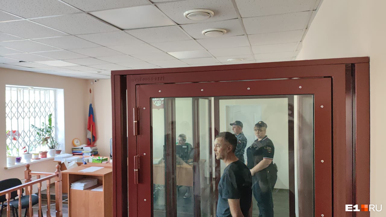 В суд привезли скандального экс-министра, уехавшего на СВО. Он был главным по транспорту в Свердловской области