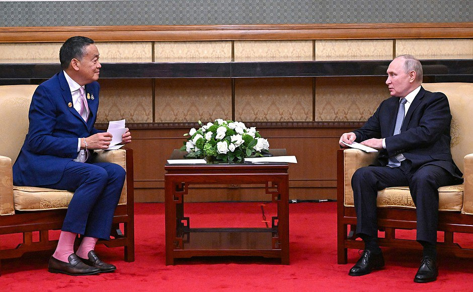 Премьер Таиланда пришел на переговоры с Путиным в розовых носках — это цвет вторника