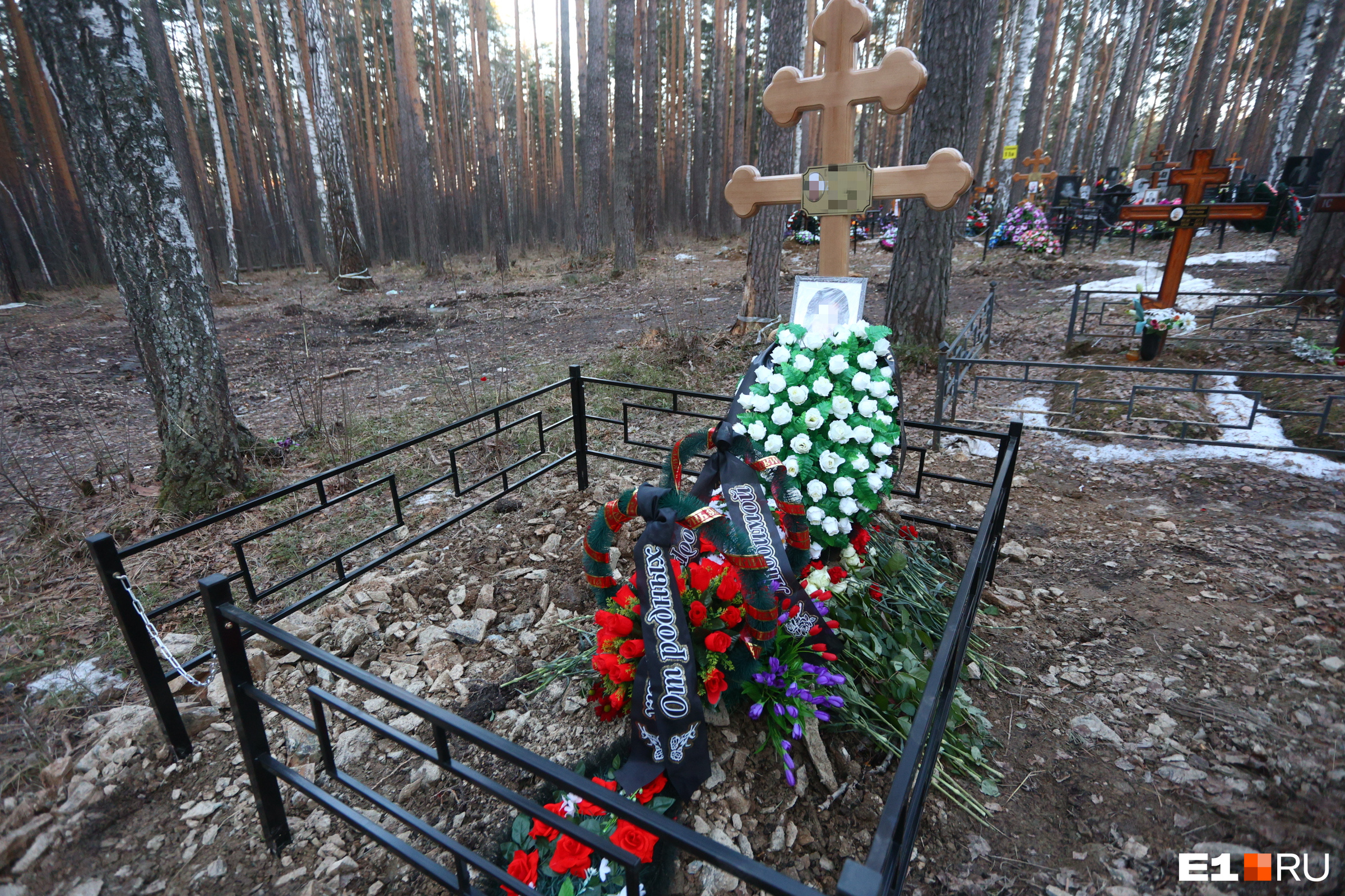 В Екатеринбурге похоронили мать, которая убила двоих детей и покончила с собой