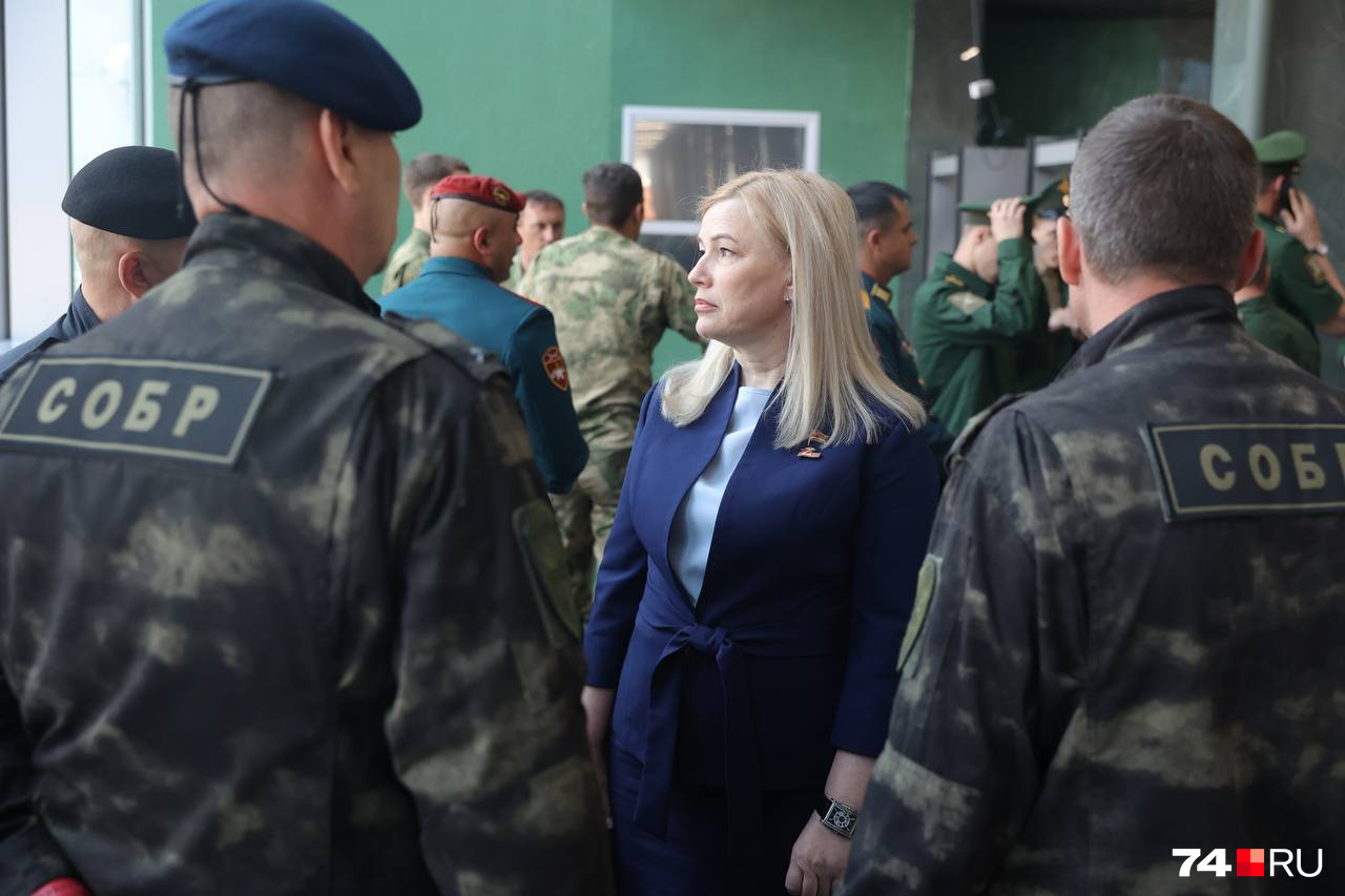 Депутат ЗСО Ольга Мухометьярова и бойцы СОБРа Депутат ЗСО Ольга Мухометьярова и бойцы СОБРа