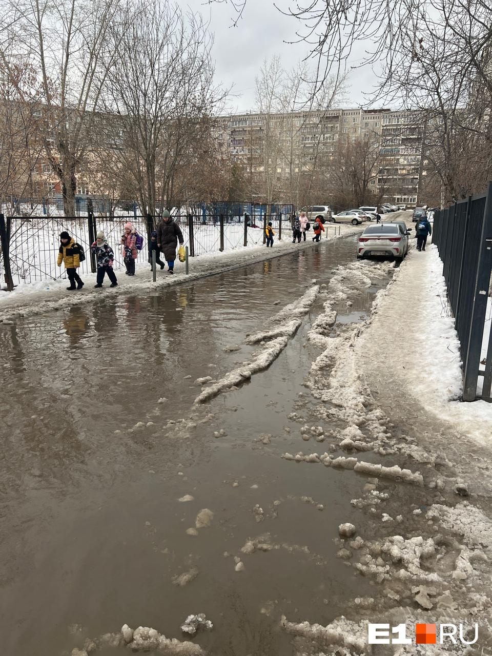 В Екатеринбурге коммунальная река затопила путь к школе и садику: видео