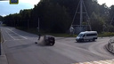 Подросток на мопеде и водитель Prado столкнулись на пустом перекрестке — изучаем шокирующее видео с автоюристом