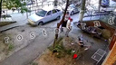 Ростовчанин попытался поймать выпавшую из окна девушку — видео