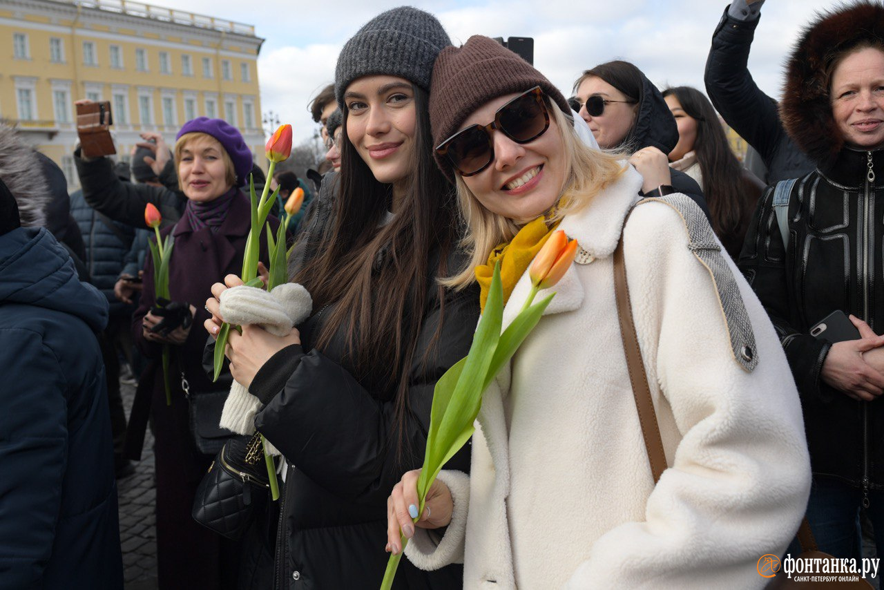 В Петербурге военные дарят женщинам цветы - 8 марта 2024 - ФОНТАНКА.ру