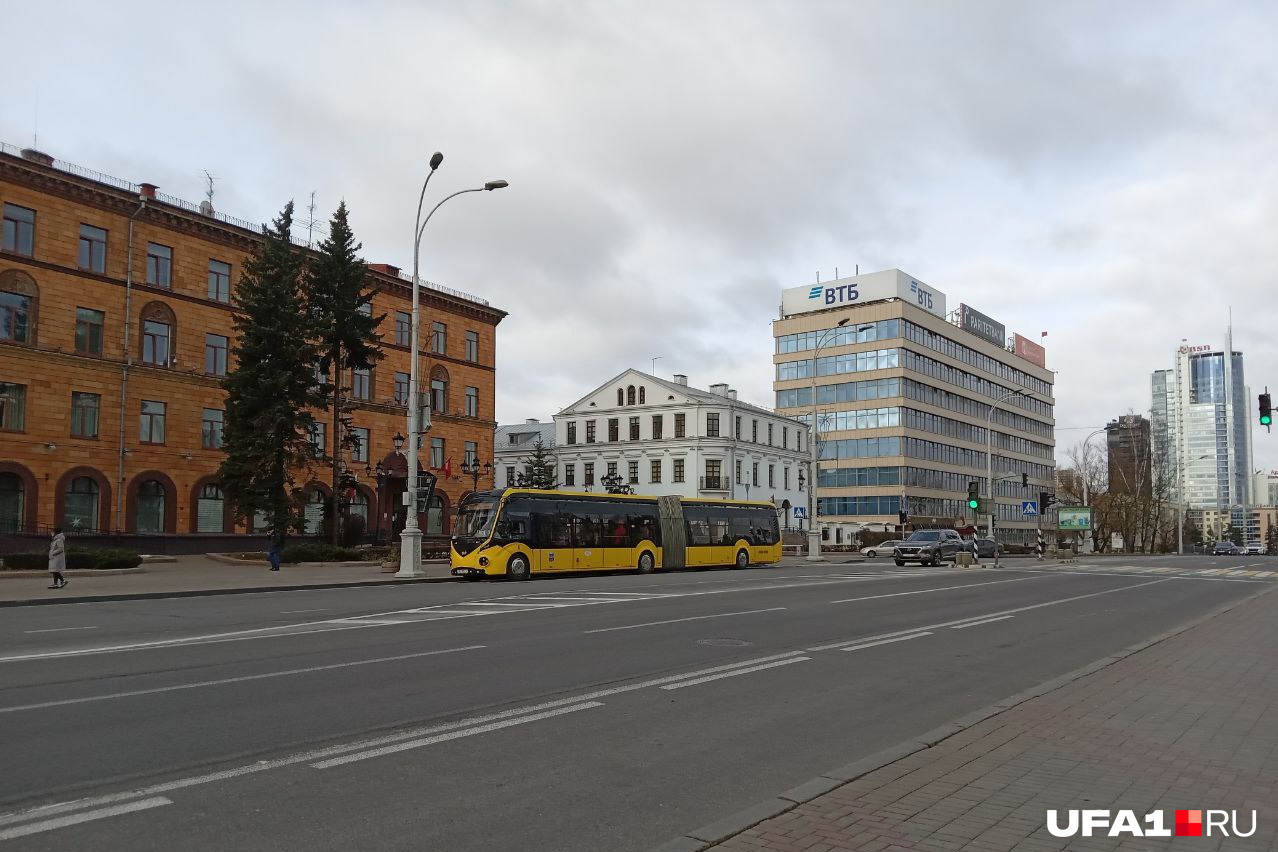 Сочлененный электробус в центре города