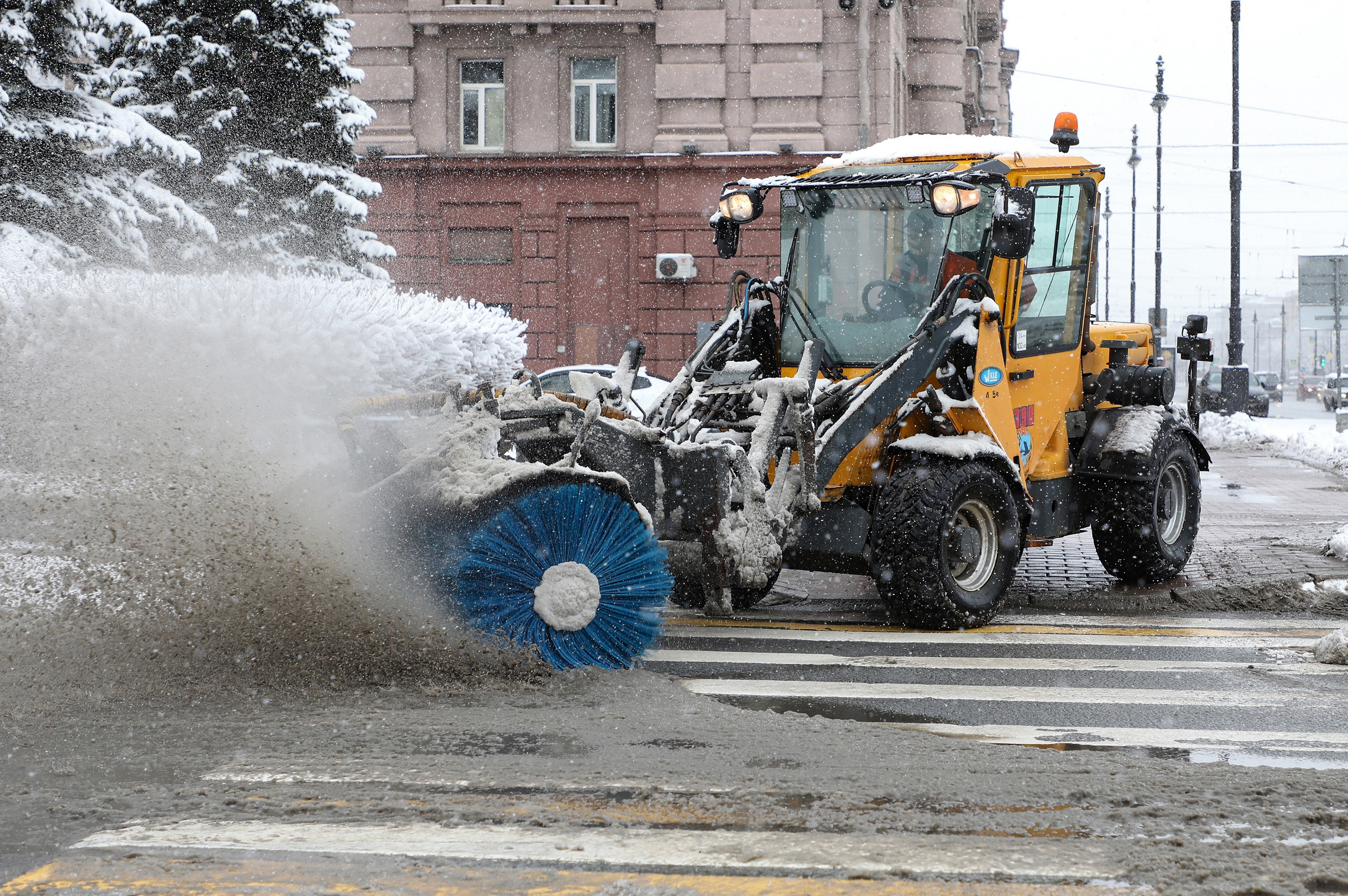 Больше 700 машин убирают последствия снегопада. Петербуржцев просят быть внимательнее с деревьями
