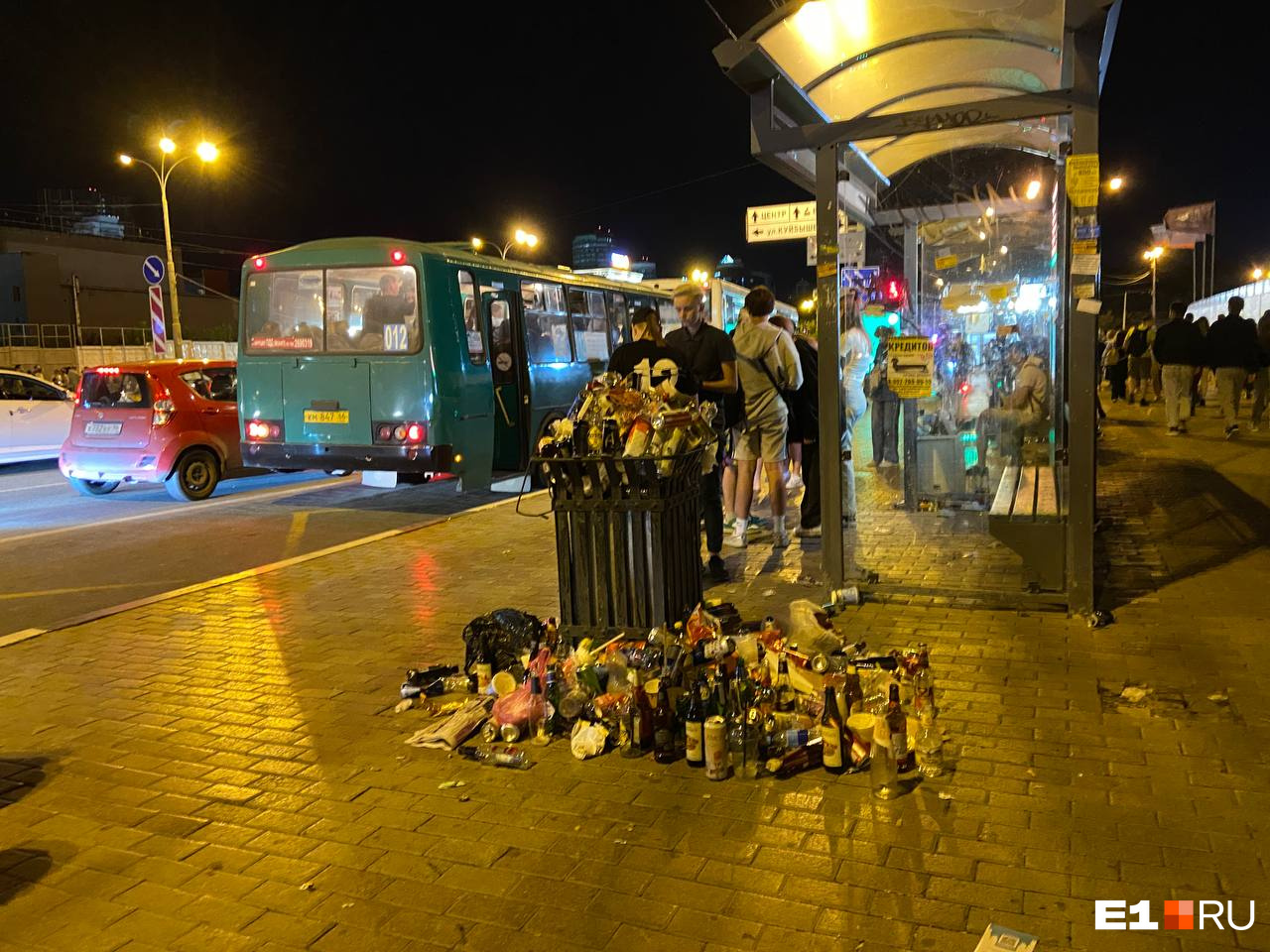 Праздник прошел, а мусор остался: Екатеринбург потонул в куче бутылок и упаковок
