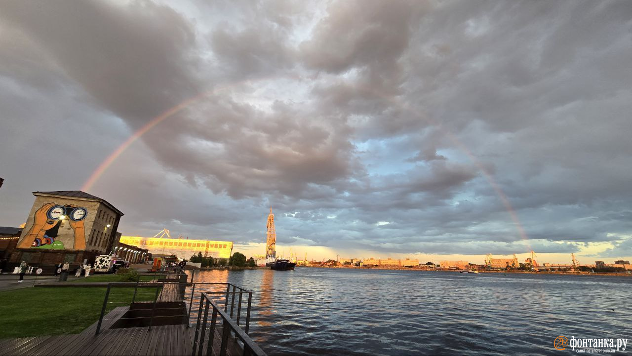 Над вечерним Петербургом в закатном свете выстроились десятки радуг. Посмотрите, как это выглядело