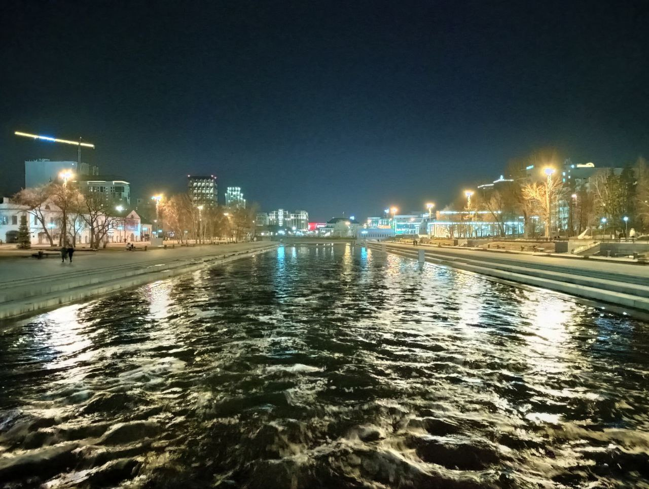 Исеть в центре Екатеринбурга вышла из берегов. 9 непривычных фото Плотинки
