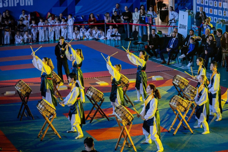 Шоу корейских барабанов в исполнении ансамбля «Ханнури»